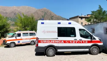 Mbeten të paqarta rrethanat/ Dyshohet se dëmtoi dorën me grirëse mishi, foshnja niset drejt Traumës