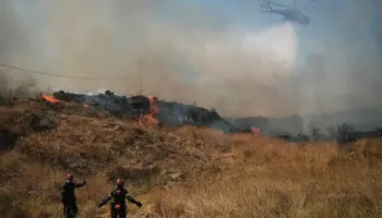 Mbi 150 zjarrfikës luftojnë me zjarret pranë një qyteti në Greqinë veriperëndimore