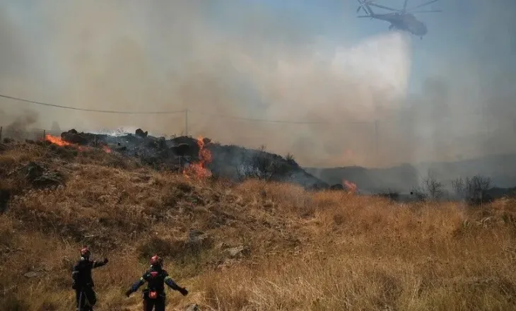 Mbi 150 zjarrfikës luftojnë me zjarret pranë një qyteti në Greqinë veriperëndimore