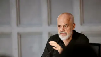 Mbledhje me dyer të mbyllura! Rama takim me drejtuesit politikë te “Vila e Kuqe” në Tiranë