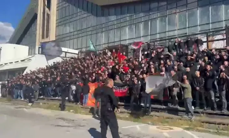 Mblidhen “Plisat” kundër aktgjykimit në Hagë, protestës u bashkohen edhe grupet e tjera të tifozëve