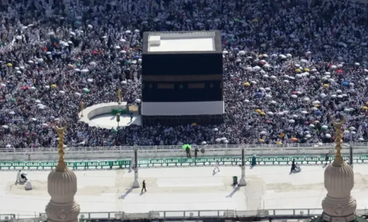Mbrojtja Civile Saudite lëshoi një seri të shkurtër alarmesh, përfshirë një për Mekën