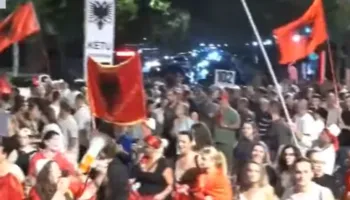 Mbyllen fjalimet, nis marshimi drejt “Sheshit Skënderbej”, ironia: Mblidhni mbeturinat se do shkojnë drejt inceneratorëve fantazmë