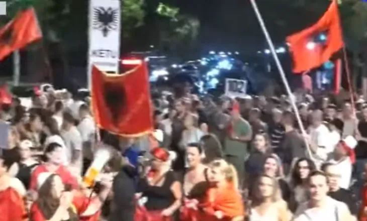 Mbyllen fjalimet, nis marshimi drejt “Sheshit Skënderbej”, ironia: Mblidhni mbeturinat se do shkojnë drejt inceneratorëve fantazmë