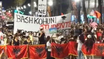 Mbyllen fjalimet te Kryeministria, nis marshimi në rrugët e kryeqytetit: Nesër dita e 100-të…  madhështore
