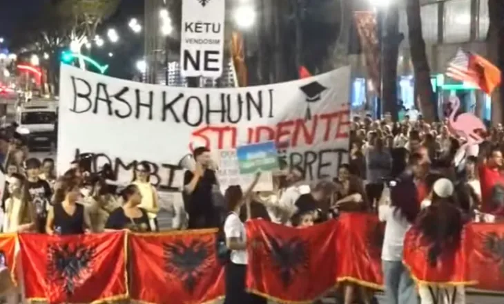 Mbyllen fjalimet te Kryeministria, nis marshimi në rrugët e kryeqytetit: Nesër dita e 100-të…  madhështore