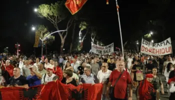 Mbyllet dita e 110-të e protestës në bulevard, marshohet drejt Komisariatit nr. 1 dhe kërkohet lirimi i të shoqëruarve para Parlamentit!