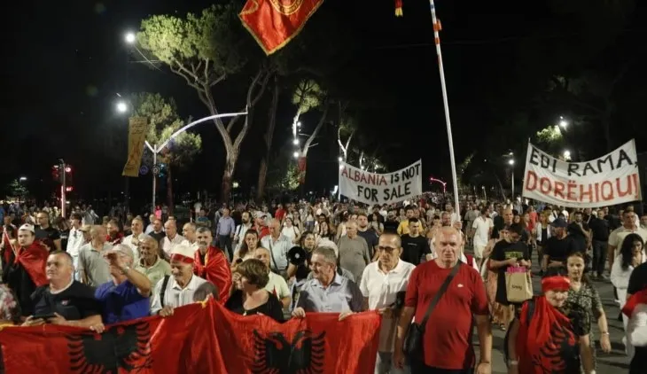 Mbyllet dita e 110-të e protestës në bulevard, marshohet drejt Komisariatit nr. 1 dhe kërkohet lirimi i të shoqëruarve para Parlamentit!