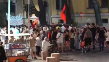 Mbyllet dita e 94-t e protestës te Kryeministria, 10 persona të shoqëruar pas përplasjeve, disa efektivë të lënduar! Tubuesit marshojnë drejt Komisariatit nr. 1