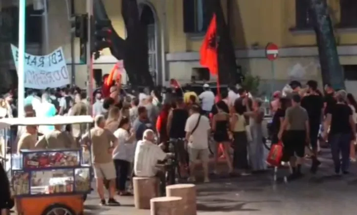 Mbyllet dita e 94-t e protestës te Kryeministria, 10 persona të shoqëruar pas përplasjeve, disa efektivë të lënduar! Tubuesit marshojnë drejt Komisariatit nr. 1