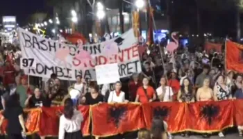 Mbyllet dita e 97 e protestës, nis marshimi në rrugë