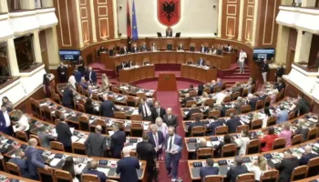 Mbyllet Kuvendi! Kushi zgjidhet nënkryetare, Spahiu merr rolin e Ministres së Shëndetësisë, opozita braktis sallën