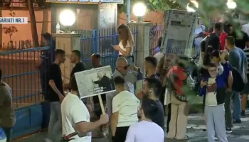 Mbyllet marshimi i protestës së 110-të/ Protestuesit vijojnë të qëndrojnë te Komisariati nr. 1