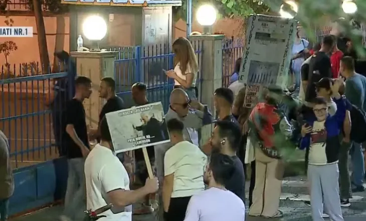 Mbyllet marshimi i protestës së 110-të/ Protestuesit vijojnë të qëndrojnë te Komisariati nr. 1