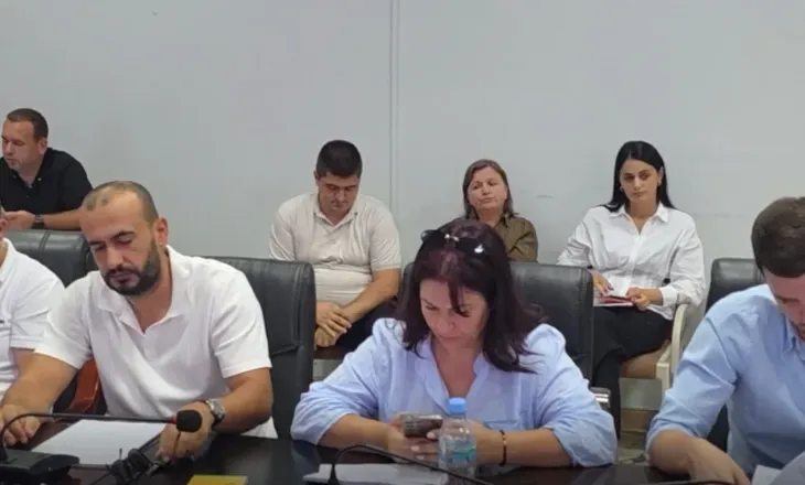 Me 14 vota pro, Këshilli Bashkiak i Matit miraton bashkimin me Klosin (VIDEO)