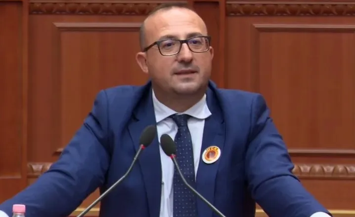 “Me ça mrrokulle do hyjnë?”- Korreshi ironizon në Kuvend: Ne në fshat jemi akoma me parmenda, ju thoni Inteligjenca Artificiale!