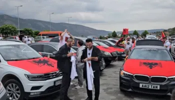 Me flamuj dhe simbole kombëtare/ Diaspora shqiptare udhëton prej tre ditësh nga Anglia dhe Europa drejt Tiranës për protestën