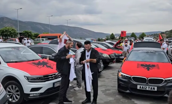 Me flamuj dhe simbole kombëtare/ Diaspora shqiptare udhëton prej tre ditësh nga Anglia dhe Europa drejt Tiranës për protestën