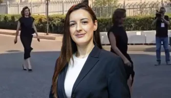 Me fustan të zi dhe të çarë/ Zegjine Zaushi shfaqet ekstravagante në Kuvend