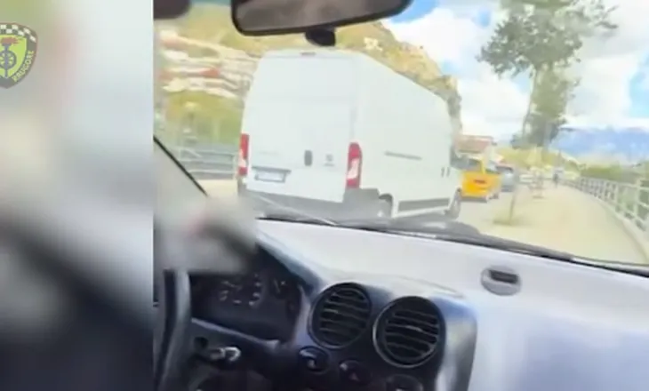 Me makinë mbi trotuar duke bërë video për TikTok, gjobë shoferit në Berat! I hiqet patenta