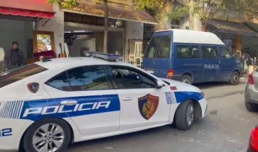 Me maska e kapuçë, grabiten dy biznese në Berat, autorët “thyejnë” kasafortat me rreth 200 milionë lekë
