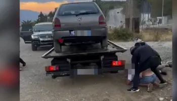 Me mjetin me drogë mbi karrotrec drejt Qafë-Thanës, arretsohen 3 të rinj, Policia i shtrin në tokë