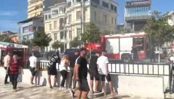 “Mercedesi” shpërthen në flakë te hyrja e parkimit nëntokësor në Fier, panik te qytetarët! Nisin hetimet për shkaqet