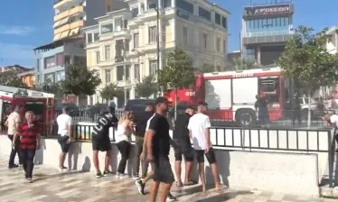 “Mercedesi” shpërthen në flakë te hyrja e parkimit nëntokësor në Fier, panik te qytetarët! Nisin hetimet për shkaqet
