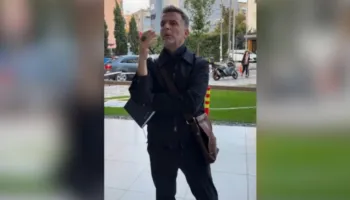 “Merrni guxim dhe i dilni përballë qytetarëve”- Aktivistja Arvina Lleshi debaton me Braçen, ndërhyjnë edhe kalimtarët!
