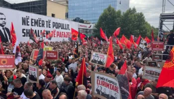 Mesazhet e qytetarëve përmes pankartave në Kosovë: Kur preket UÇK-ja, ngrihemi të gjithë
