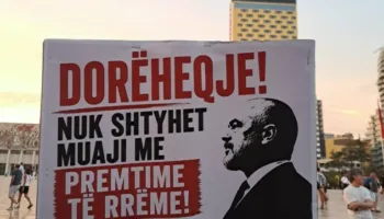 Mesazhet nëpërmjet pankartave në revoltën kundër Ramës: “Dorëheqje, nuk shtyhet muaji me premtime të rreme”, SPAK heto!