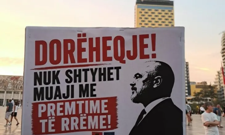 Mesazhet nëpërmjet pankartave në revoltën kundër Ramës: “Dorëheqje, nuk shtyhet muaji me premtime të rreme”, SPAK heto!