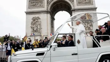 Mijëra njerëz përshëndesin Papën në Paris për Meshën në natyrë