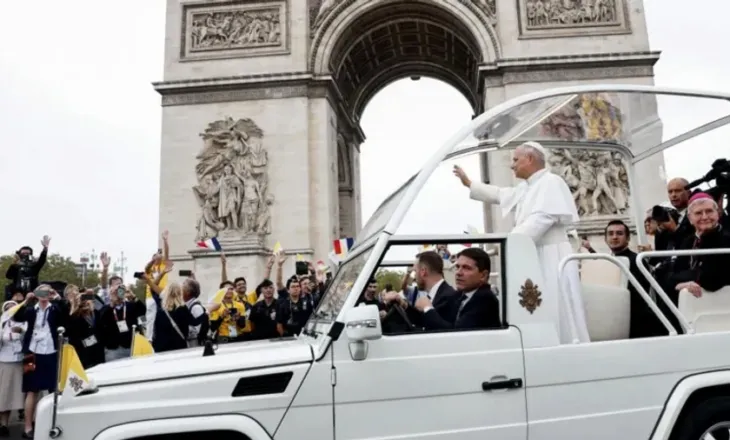 Mijëra njerëz përshëndesin Papën në Paris për Meshën në natyrë