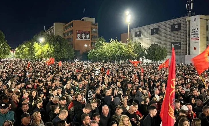 Mijëra qytetarë sërish protestë në mbështetje të ish krerëve të UÇK-së