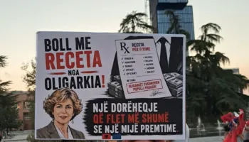 “Ministër për pacientët, jo për bizneset”- Qytetarët me pankarta: Dorëheqja e Evis Salës flet më shumë se 1 mijë premtime