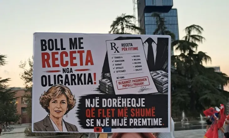 “Ministër për pacientët, jo për bizneset”- Qytetarët me pankarta: Dorëheqja e Evis Salës flet më shumë se 1 mijë premtime