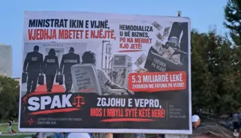 “Ministrat ikin e vijnë, vjedhja mbetet e njëjta”- Pankarta ironizuese ndaj Ramës: Demokracia nuk është monolog!