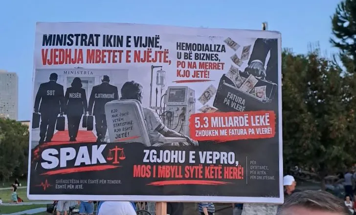 “Ministrat ikin e vijnë, vjedhja mbetet e njëjta”- Pankarta ironizuese ndaj Ramës: Demokracia nuk është monolog!