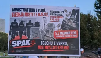 ‘Ministrat ikin e vijnë, vjedhja mbetet e njëjta’ Pankartat pikante në ditën e 103 të protestës
