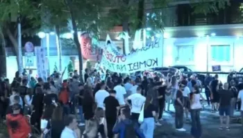“Ministri e vdekjes”/ Protestuesit gjatë marshimit ndalen te “Shëndetësia”