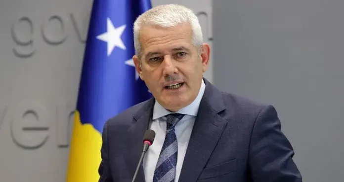 Ministri Xhelal Sveçla shpallet fajtor për hedhjen e gazit lotsjellës më 2018 në Kuvendin e Kosovës! Dënimi do shpallet më 8 Shtator