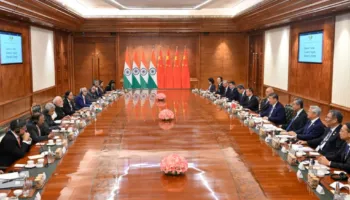 Ministria e Jashtme e Kinës thekson marrëveshjen kryesore mes Xi-t dhe Modit: Kina dhe India duhet të jenë partnere