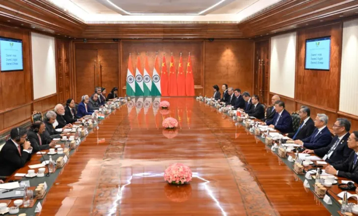 Ministria e Jashtme e Kinës thekson marrëveshjen kryesore mes Xi-t dhe Modit: Kina dhe India duhet të jenë partnere