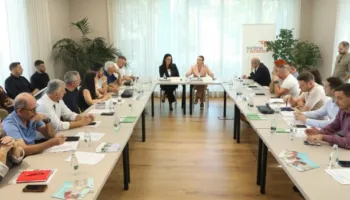 Ministrja Ibrahimaj takim me zyrtarë të AKU-t dhe prodhuesit ushqimorë: Fokusi te etiketimi dhe siguria ushqimore për qytetarët