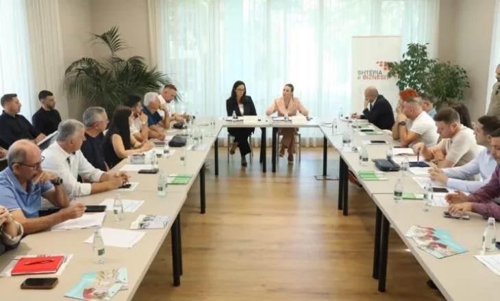 Ministrja Ibrahimaj takim me zyrtarë të AKU-t dhe prodhuesit ushqimorë: Fokusi te etiketimi dhe siguria ushqimore për qytetarët