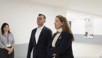 Ministrja Kumbaro dhe kryebashkiaku Llatja, vizitë në shkollën “Dhaskal Todri”