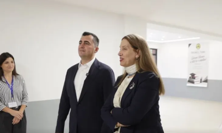 Ministrja Kumbaro dhe kryebashkiaku Llatja, vizitë në shkollën “Dhaskal Todri”