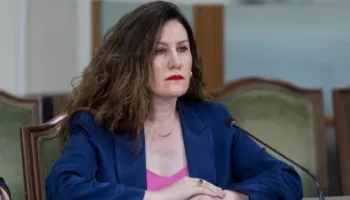 MINUTA E FUNDIT – Vlora Hyseni kthehet në Shqipëri, i komunikohet masa “arrest në shtëpi”….
