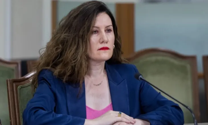 MINUTA E FUNDIT – Vlora Hyseni kthehet në Shqipëri, i komunikohet masa “arrest në shtëpi”….
